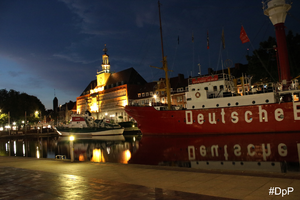 AuchBeiNachtLeuchtetDieStadtLichterloh Happyface.png